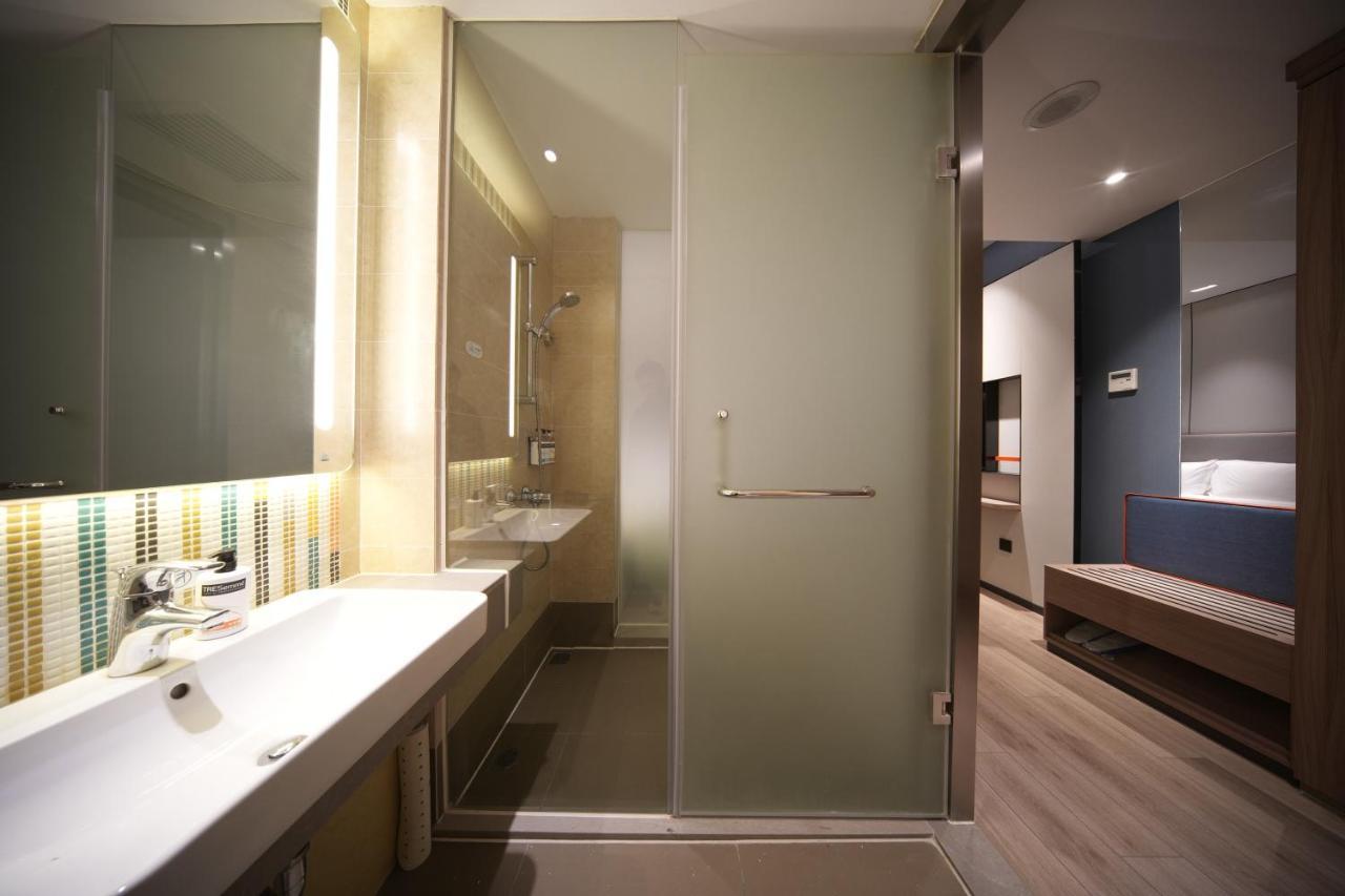 Holiday Inn Express Shanghai Pujiang By Ihg Exterior photo